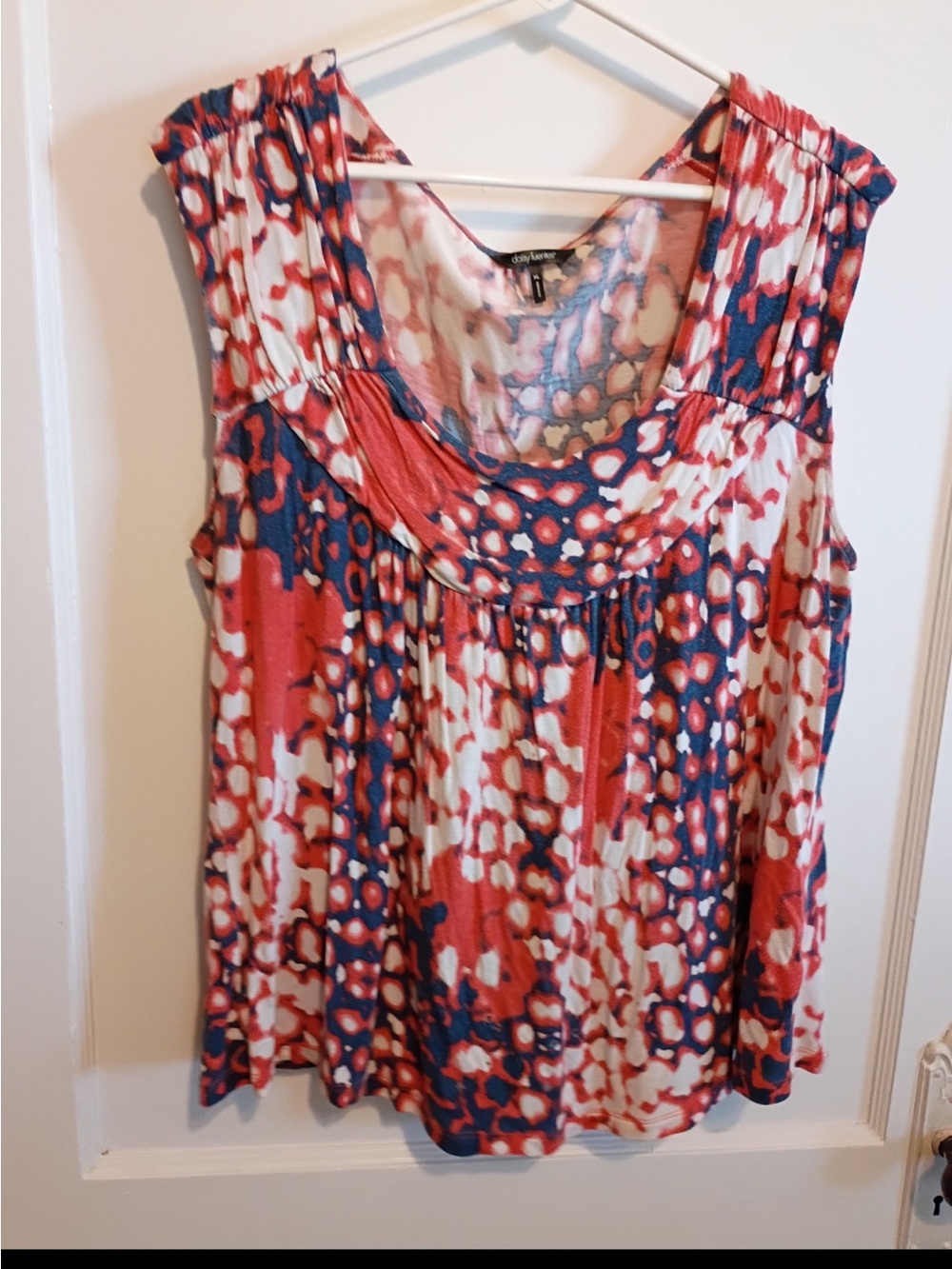 Gently Used Lightweight Daisy Fuentes Sleeveless Top